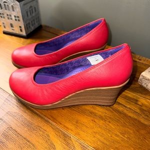 Crocs A-Leigh‎ Wedges Womens Size 7 Shoes Red Leather Slip On comfort Heels